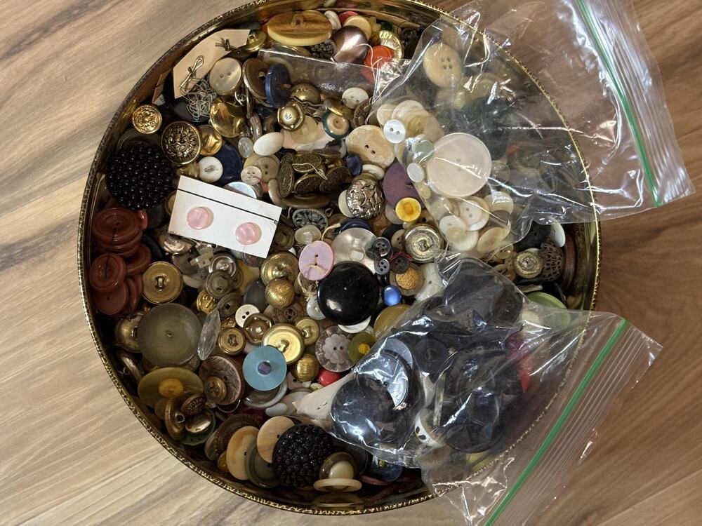 Vintage Estate Button Collection 1500+ Mixed Sewing Buttons Orig Tin Unsorted